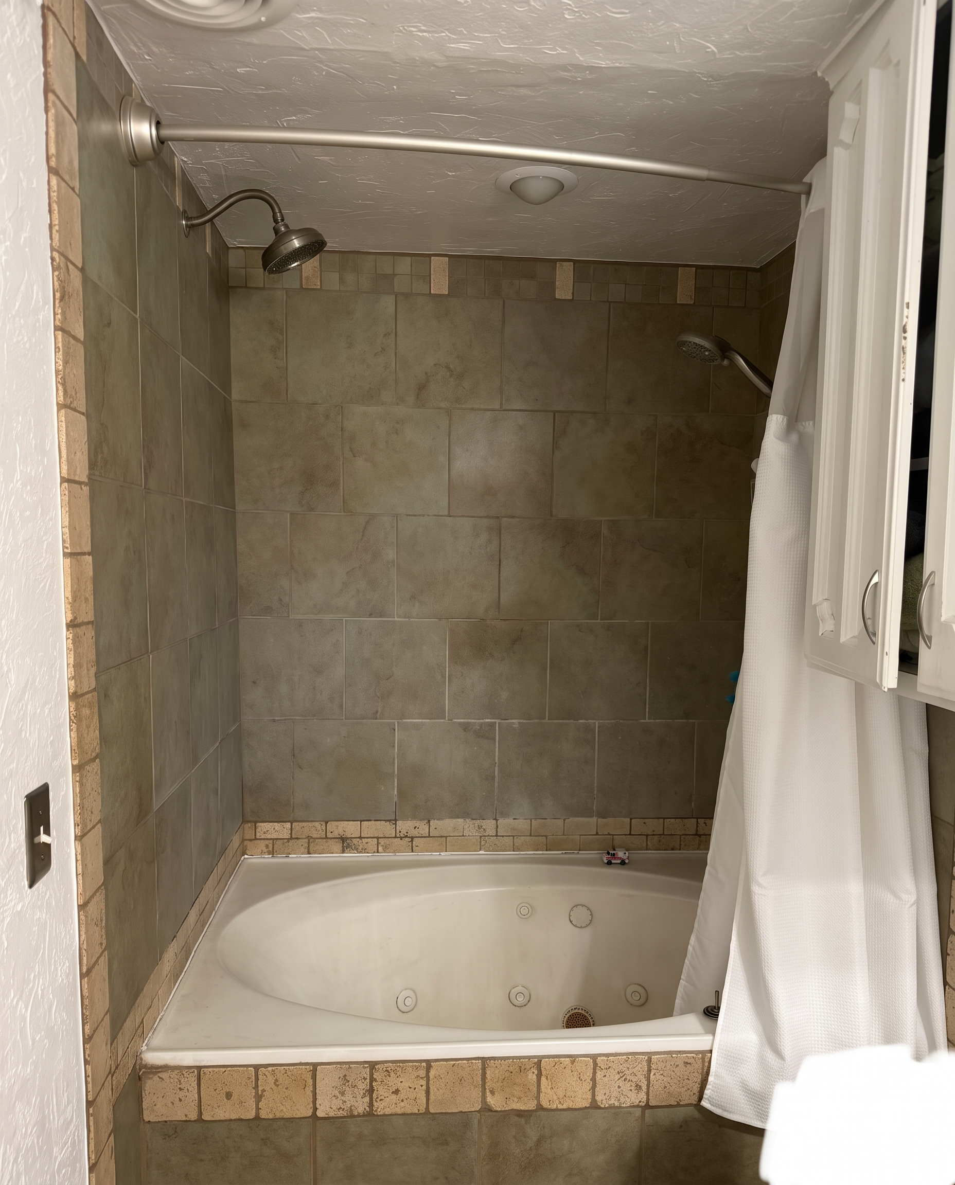 Dated tub surround with old tile before the remodel